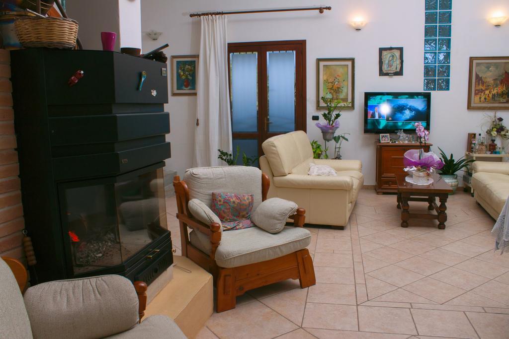 Il Vecchioliveto Di Ornella Bed and Breakfast Marrùbiu Værelse billede