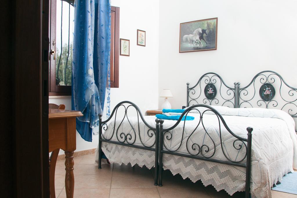Il Vecchioliveto Di Ornella Bed and Breakfast Marrùbiu Værelse billede