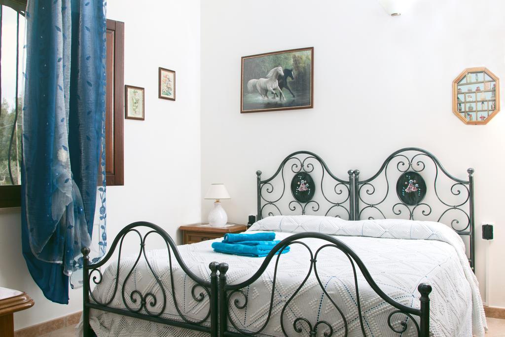 Il Vecchioliveto Di Ornella Bed and Breakfast Marrùbiu Værelse billede
